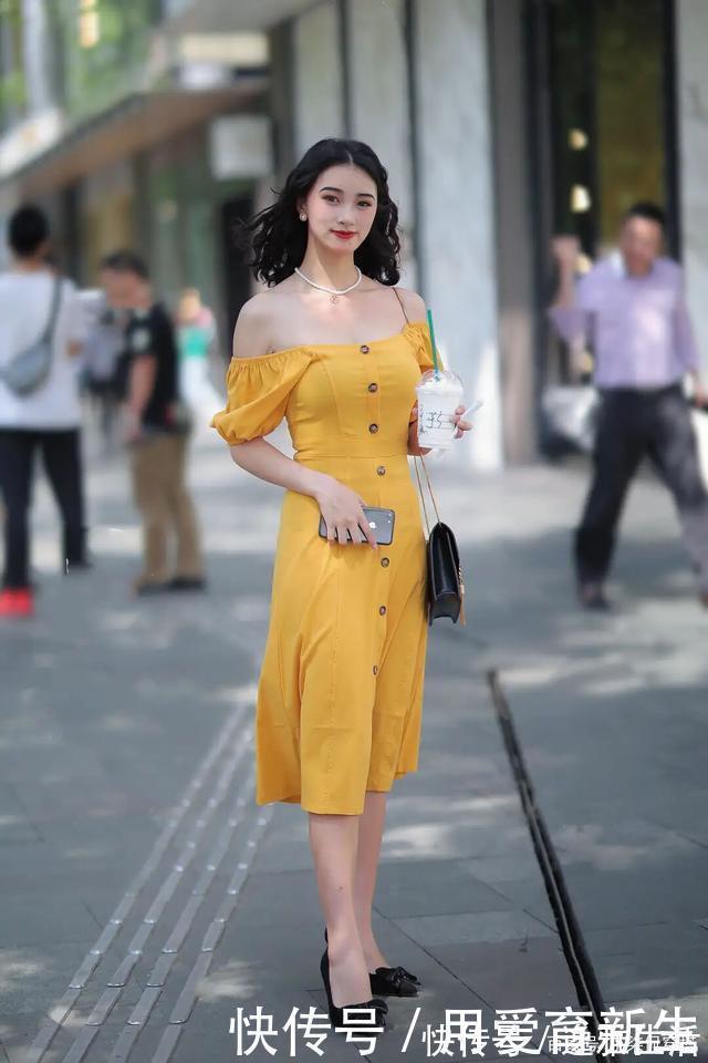 穿搭 别再穿“短裤+T恤”了，今夏流行“杏裙”，时髦又显白！