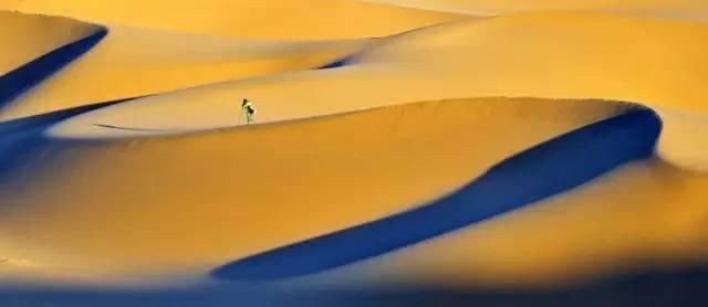 库木塔格沙漠巴音布鲁克喀拉峻人体草原薰衣草赛里木湖环线之旅