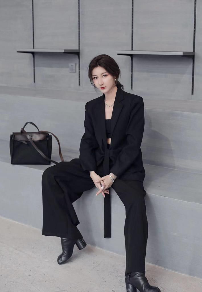 西装选廓形，搭配阔腿裤，遮肉又显瘦