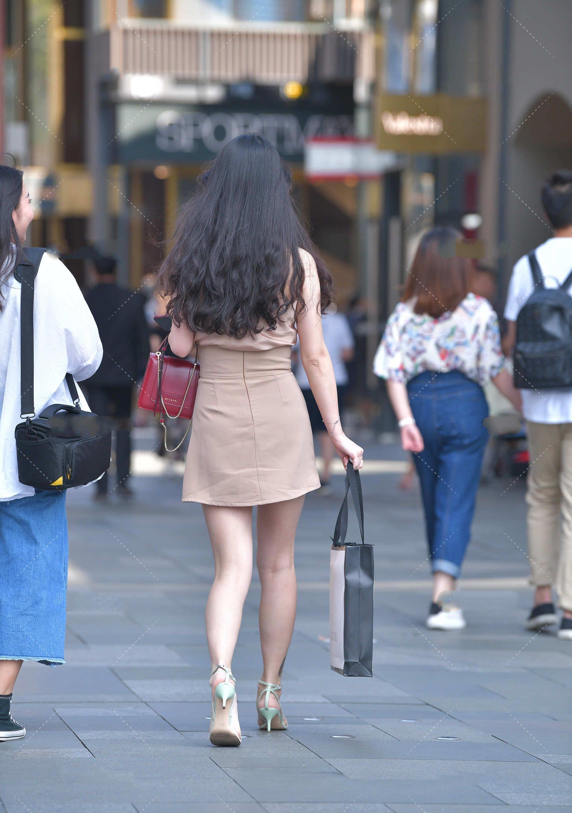 凉鞋|穿修身束腰小短裙，搭配细跟凉鞋，展现时髦高级感