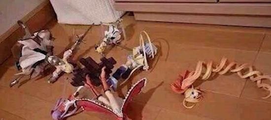 土豪们|孩子损坏手办,家长扔下200,受害者做法亮了,看熊孩子哭放心了