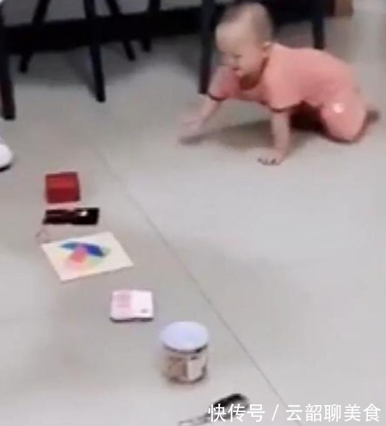 宝宝|宝宝抓周,径直抓住奶奶随手放下的“小东西”,全家笑容渐渐凝固