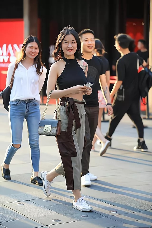 时尚 黑色挂脖上衣搭配卡其色工装裤，干净利落，时尚大气