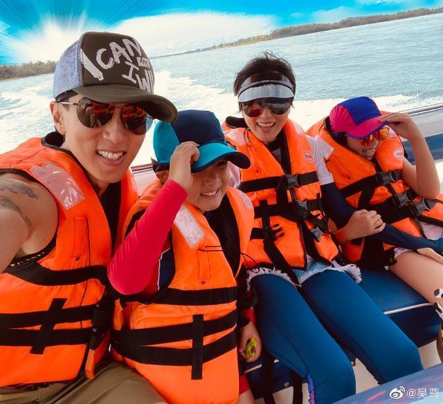 吴尊喜欢给子女讲睡前故事,max和neinei长大了还和爸爸一起睡