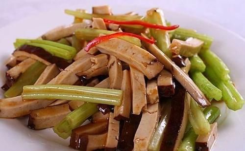 芹菜和它一起炒，小肚子不鼓了，体内黑臭宿便，身体变得越来越好