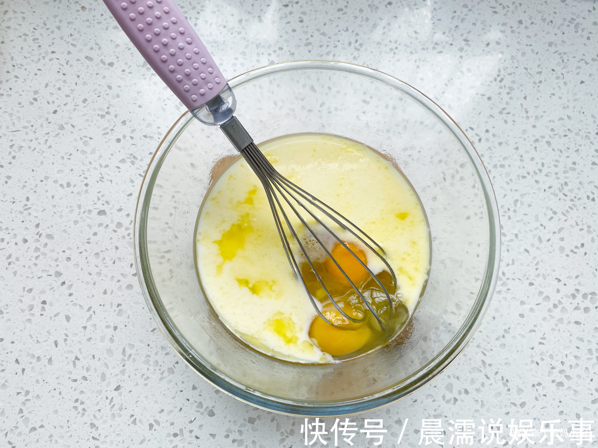 香酥粒|10分钟搞定,爆浆蓝莓麦芬蛋糕,外酥里软好美味,秒杀蛋糕店