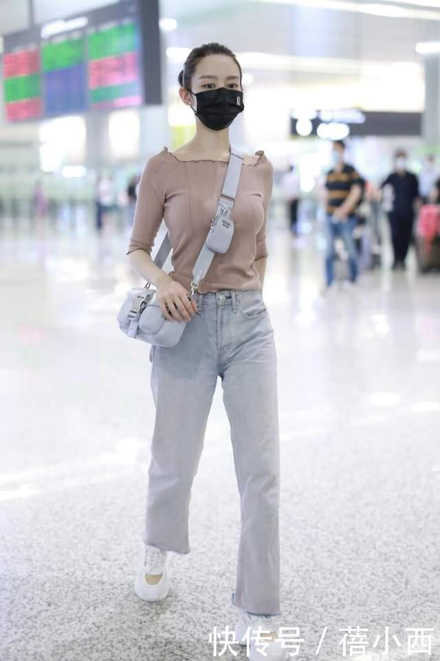 凹凸感|吉娜又穿出了我们想要的“凹凸感”,裸色上衣配牛仔裤,气质高级