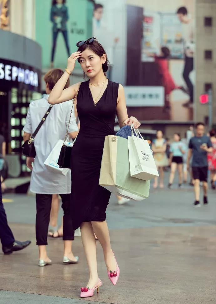 蕾丝|小姐姐扎着一个气质的小马尾,看上去有些迷人,有些可爱