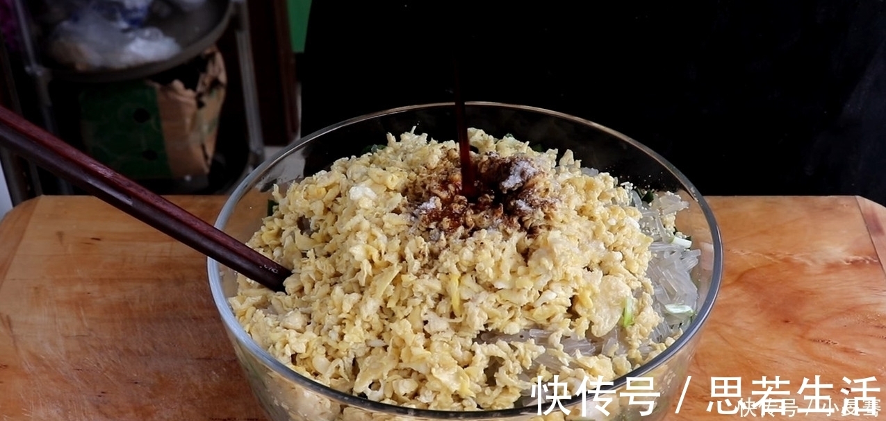 韭菜盒子最好吃的做法，开水一烫，做出来薄皮大馅，太香了