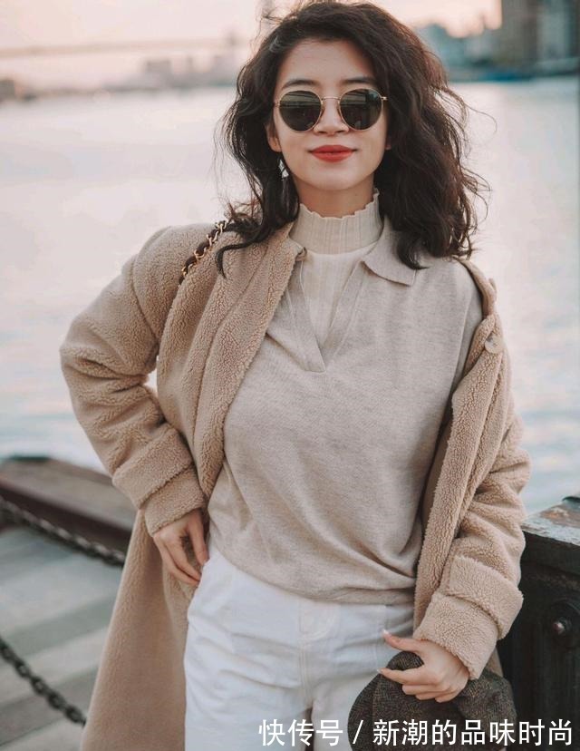 视觉效果 跟着时尚博主学穿搭,毛茸茸的卡其色外套配白裤,温柔简约又时尚!