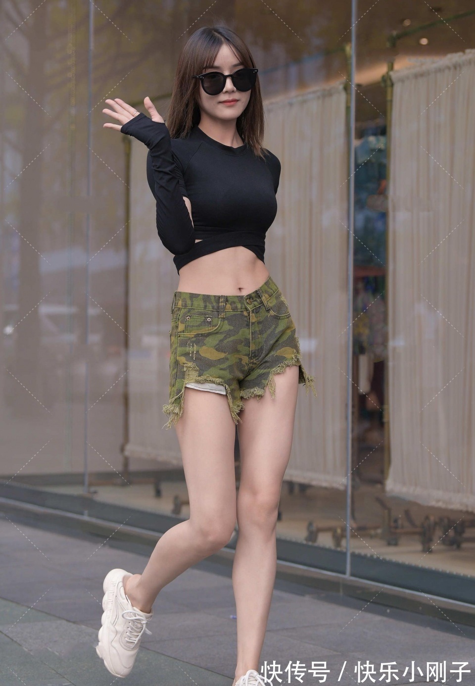 炎天|黑色短款露脐装,搭配高腰迷彩短裤,尽显好身材