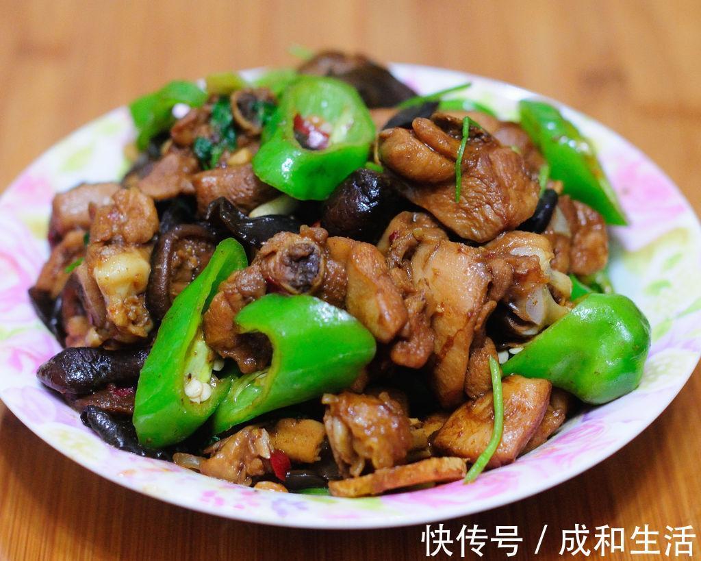 解馋|教你美味的青椒炒香菇豆腐，简单易学还能解馋，孩子们都爱吃