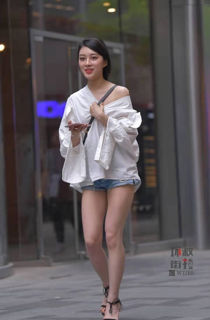 街拍小姐姐穿衣“不正经”，这么严肃的白衬衣被她穿成这样