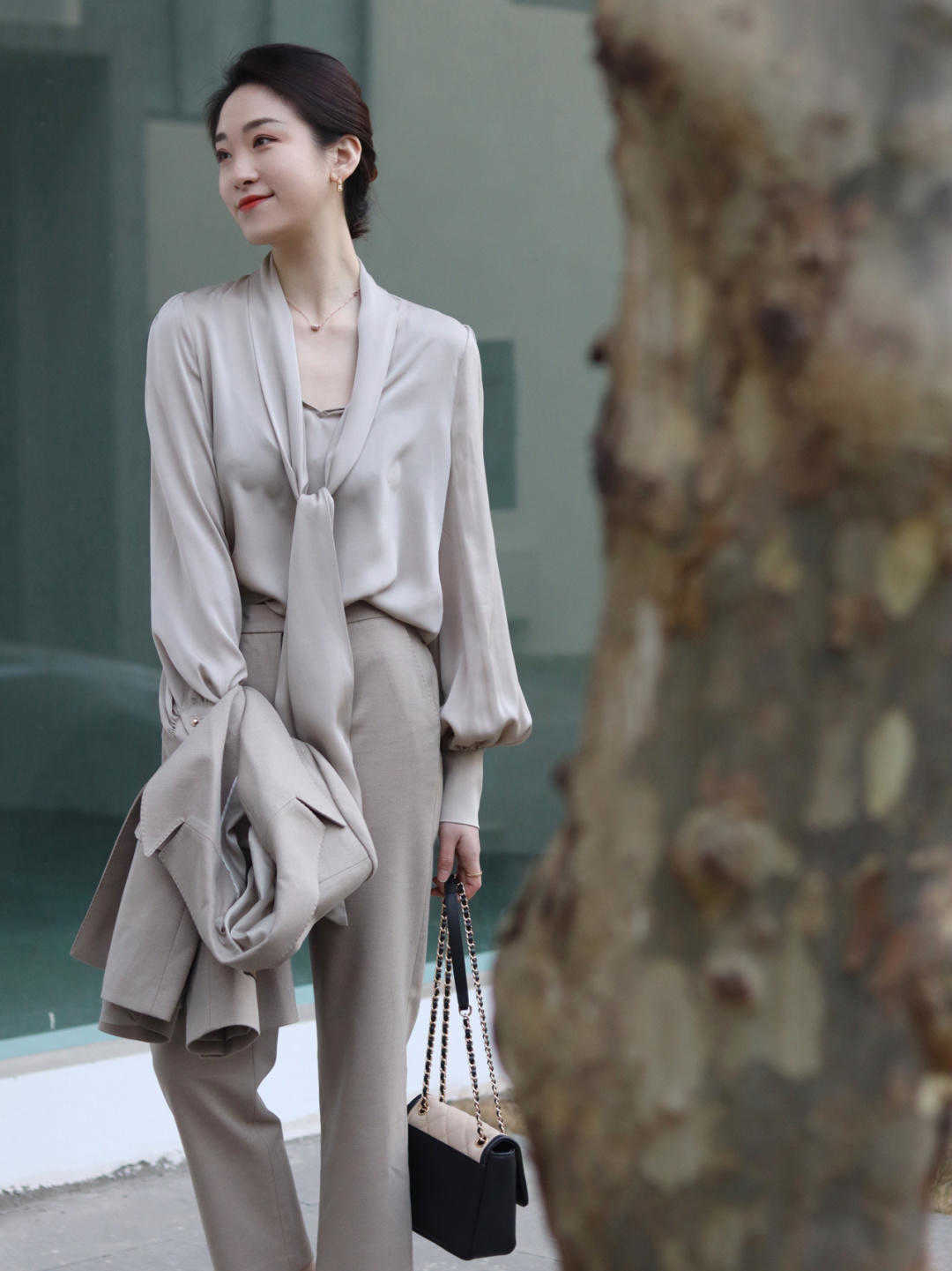 穿搭|都市女白领这样穿干练时髦，衬衫搭配西装裤简约利落，女神范十足
