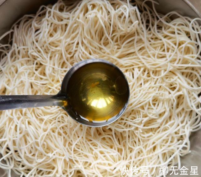 芹菜|芹菜肉丝蒸卤面,肉丝香嫩,芹菜色泽漂亮!