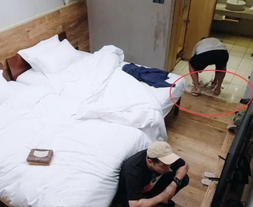 鹿晗朝邓超房间泼水，邓超拿浴巾擦地引热议，以为导演会剪掉