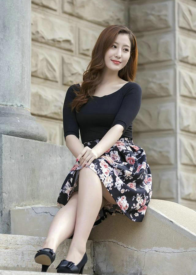 印花裙子 大龄女孩注意穿着要有品位,印花裙子的搭配不仅显年轻还有韵味