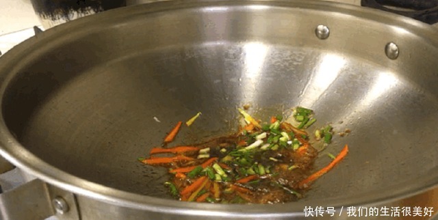  喜欢吃鱼吗大叔教你清蒸鲈鱼，口感鲜嫩，简单易学，家人喜欢！