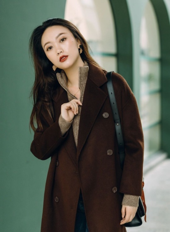 酒红色|大衣穿不出气场?原因不是身高而是搭配,看完这几套搭配你就明白