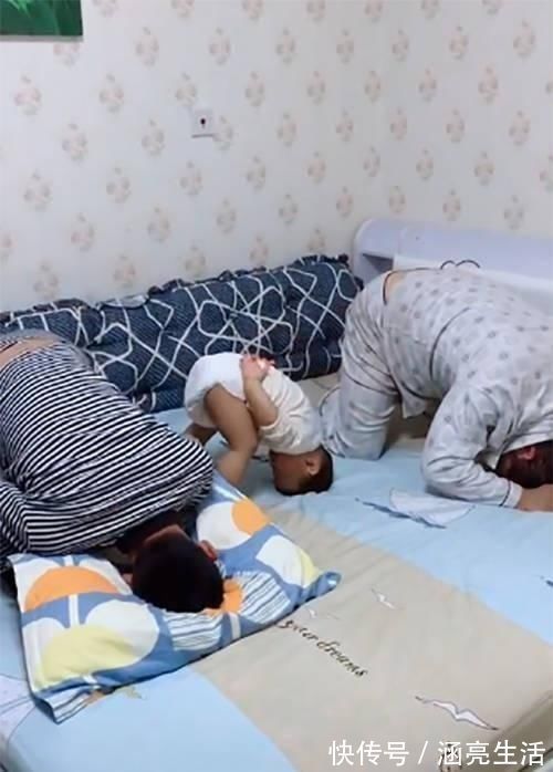 好好学习|父子犯错集体被罚跪,小宝宝的动作亮了!网友:回头我也这么干
