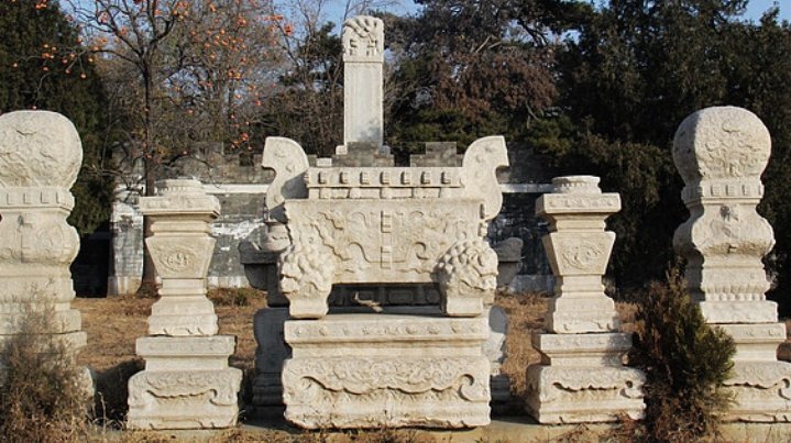 墓地|看了崇祯的墓地,再看溥仪之墓,同为末代皇帝,差距天壤之别!