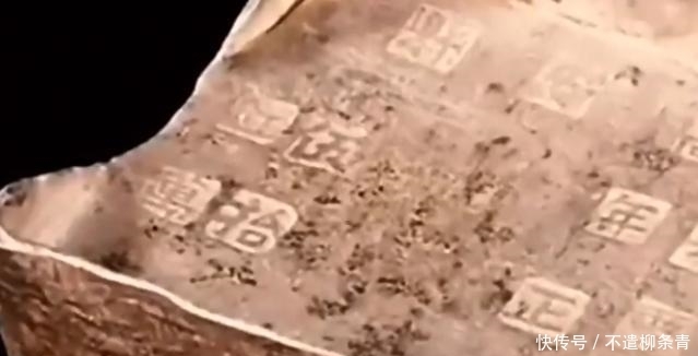 美女抱一箱“银锭”鉴宝,专家看后脸色潮红:你扶好站稳,我报价