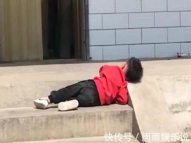 我妈|抖音“接地气宝宝”火了,在地上摩擦:我妈已经3天没打我了