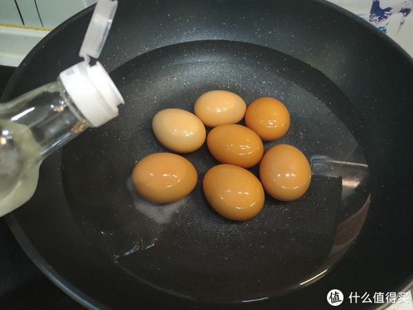 煮鸡蛋,不要只用清水,水中多加两样,蛋壳一剥就掉,特省事