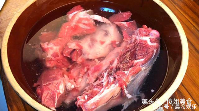 炖羊肉汤时，有人先焯水，有人直接炖？这才是正确做法，太香了