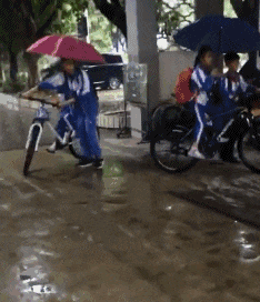 |搞笑GIF:姑娘 你穿的这是裙子吗