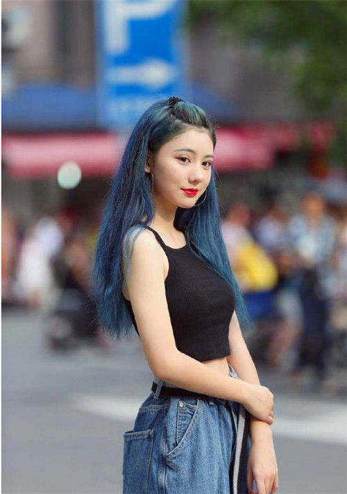 街拍:蓝色无袖连衣裙,小姐姐长发飘飘,气质不凡