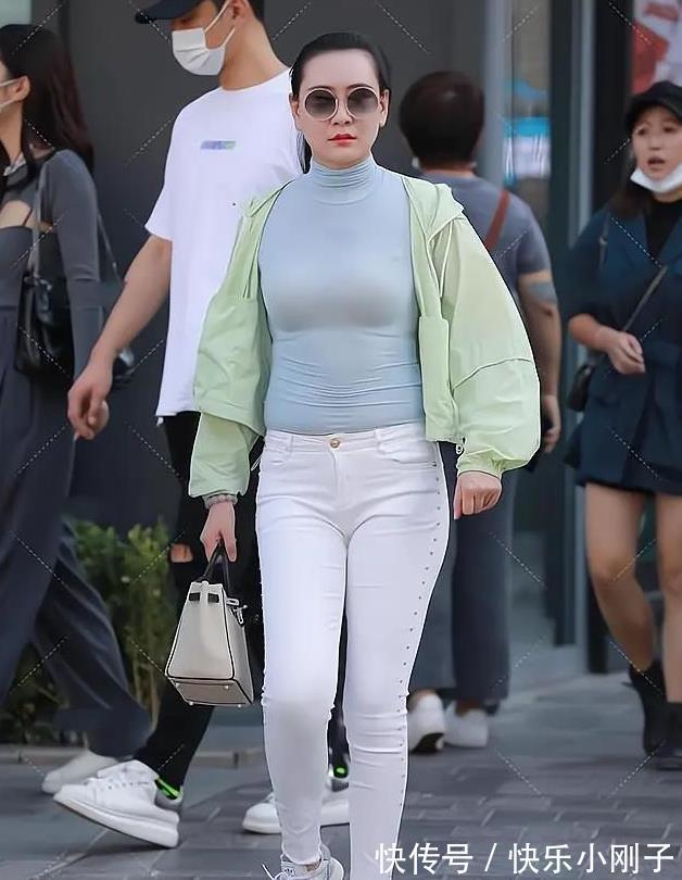 玄色|女人过了30岁,也可以很有气质,通过时尚的穿搭来实现