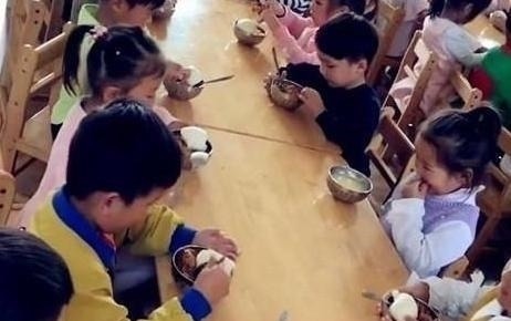 幼师|妈妈“突袭”贵族幼儿园,看到午餐后气炸,网友最廉价的贵族