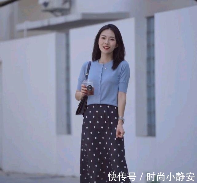 优雅 成熟女人的早秋穿搭如何搭配？可以选择简约款，呈现出优雅大方