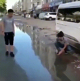 |搞笑动图:妹子:可以的话让我来替换猫咪吧!