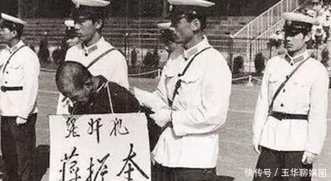 老照片|老照片:两名犯人被钉在木架上等死,强奸犯挂着牌子游街