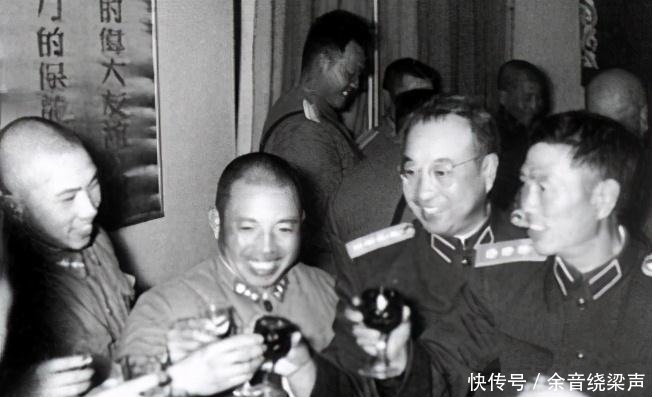 长征|邓华缴获五箱白金龙香烟,见人只给一支,主席笑笑说,财不露白啊!