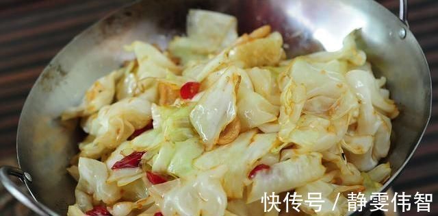 包菜不能直接放油炒，教你正确做法，包菜脆嫩入味，营养不流失