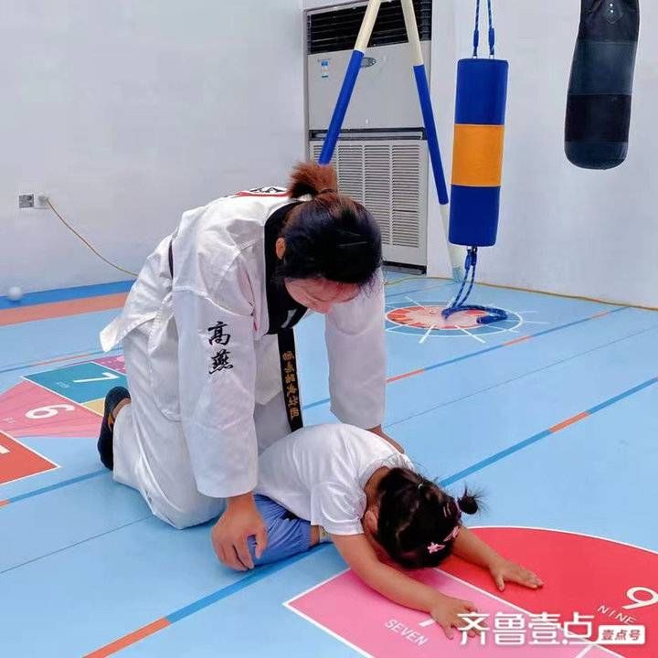 腿法|聊城大学体育学院志愿者课余传授跆拳道