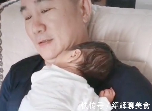 流线型|“最富有姥爷”带娃睡觉火了,这大概我见过最值钱的“外挂”了