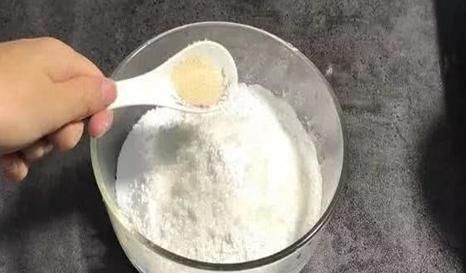 北方人最爱的糕点,搅一搅蒸一蒸,撒上葡萄干,比发糕好吃10倍