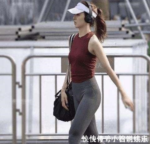 优雅 穿打底裤的美女“火了”,才能契合自身气质,魅力过人!