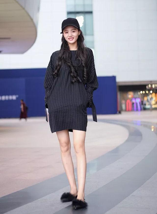 身材高挑|长发披肩的小美女,红色吊带长裙,展现出窈窕身姿