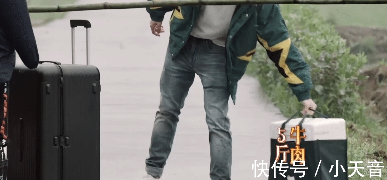 艺兴|张艺兴带5斤生牛肉,骗导演说是音响蒙混过关,黄磊爬窗“偷”食材