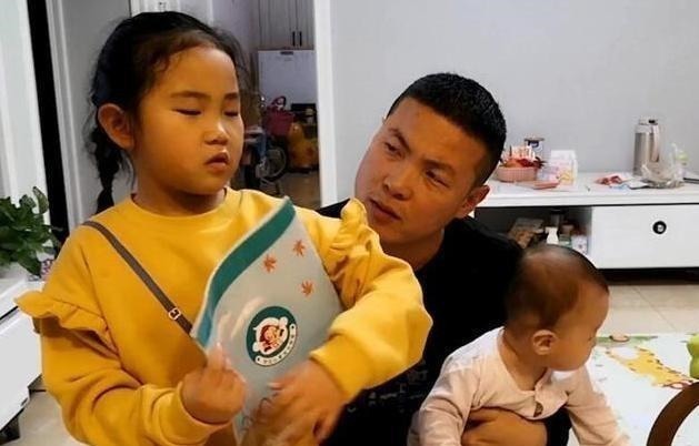 家长|宝爸抱起二胎弟弟,大女儿的一句话,宝妈听到后忍不住心酸!