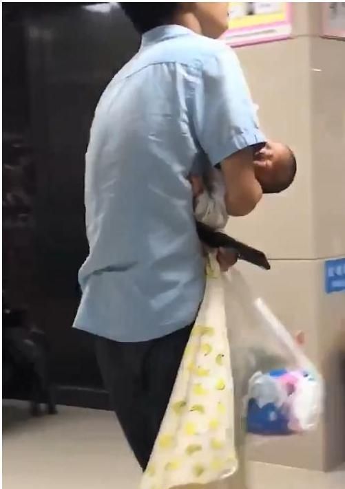 想笑|“人贩子爸爸”走红，抱着亲生儿子如同偷娃，慌张神情令人想笑