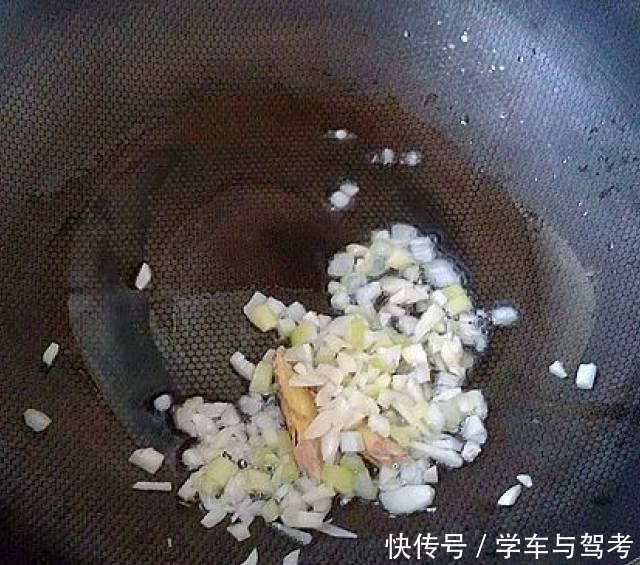 干烧小黄鱼，鱼肉不粘锅不破皮，清香鲜嫩，口感不油腻