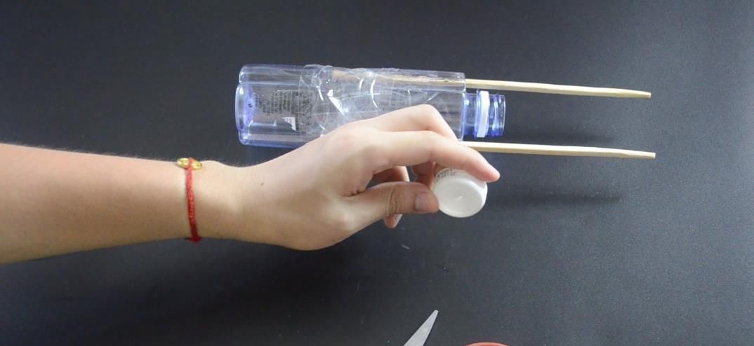 塑料瓶上绑2根筷子, 这个作用太棒了, 解决了很多家庭的烦恼