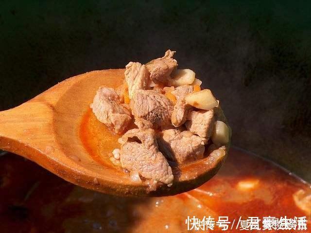 配菜|炖牛肉时，加一勺“它”连高压锅也免了，牛肉软烂不塞牙