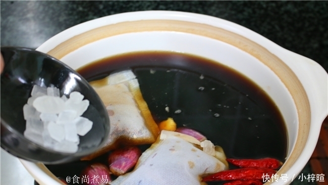 做卤味,卤水配料很重要,配方收起来,越卤越香,拿黄金都不换